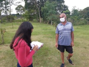 O aposentado João Carlos voltou a aproveitar as manhãs no parque para se divertir com o neto. (Foto: Maria Eduarda Santos)