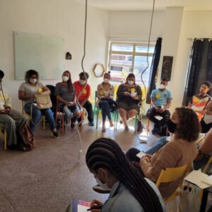 Jovens na oficina sobre alternativas de trabalho realizada no Bloco do Beco, na zona sul de SP, pela Coletiva Jovem, em maio de 2022.