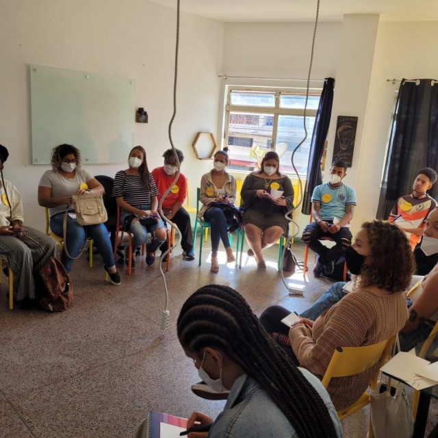 Jovens na oficina sobre alternativas de trabalho realizada no Bloco do Beco, na zona sul de SP, pela Coletiva Jovem, em maio de 2022.