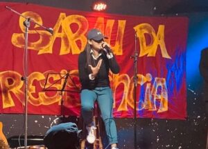 Karen recita sonhar em viver da venda de livros, mas enquanto isso não acontece, ela empreende com telemensagens personalizadas por suas poesias. (Foto: Arquivo Pessoal)