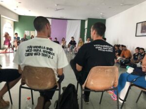 Os criadores do projeto Vegano Periférico, Eduardo de camisa branca e Leonardo de camisa preta, participam de uma roda de conversa. Créditos: Reprodução Instagram