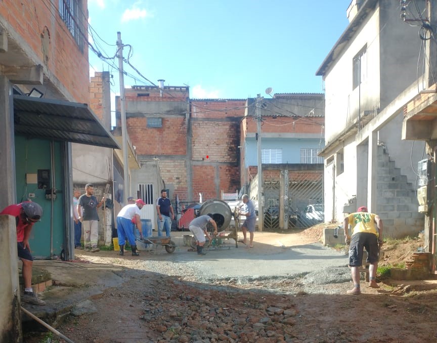Moradores se unem, realizam vaquinha e compram materiais de construção para asfaltar rua em favela. (Foto: Arquivo Pessoal)