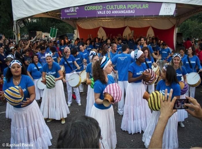 Bloco de Pedra mostra gingado na Virada Cultural com cortejo de Maracatu