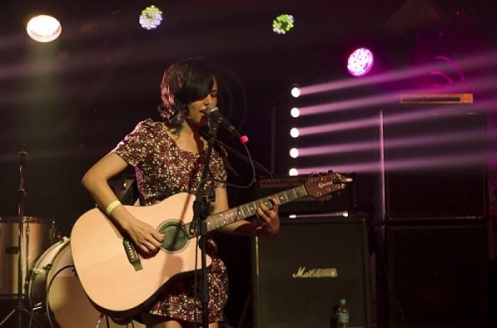 Nayara Konno apresenta novo repertório acústico no Kabul Bar