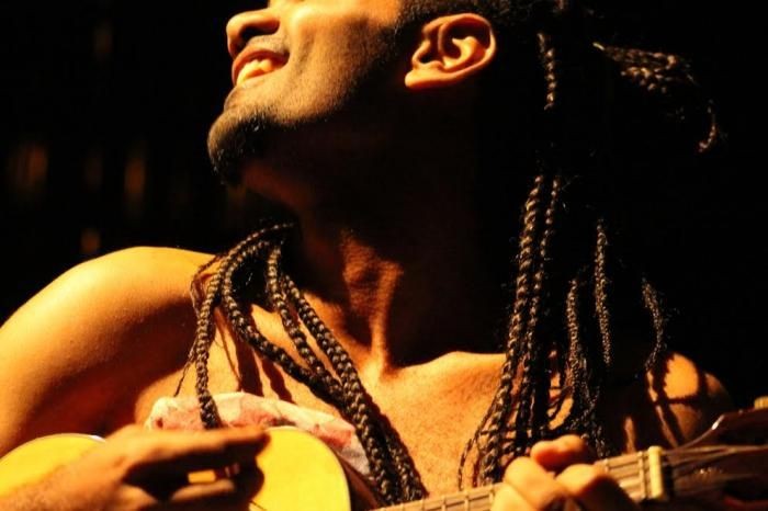 Espaço Clariô recebe espetáculo que retrata a vida de jovem negro e LGBT na periferia