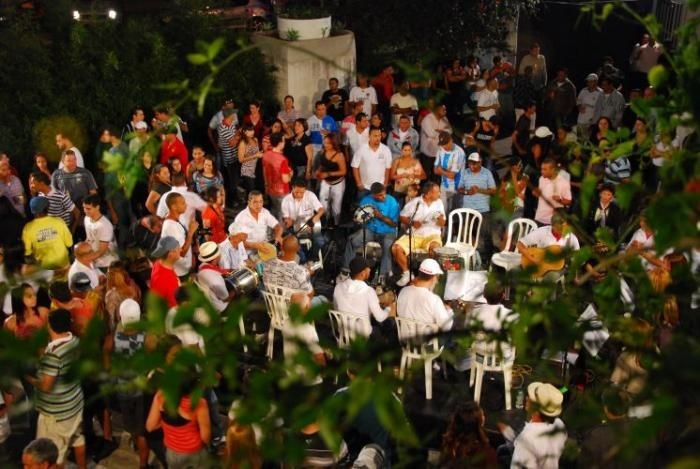 Samba do Monte homenageia velha guarda da Unidos do Peruche