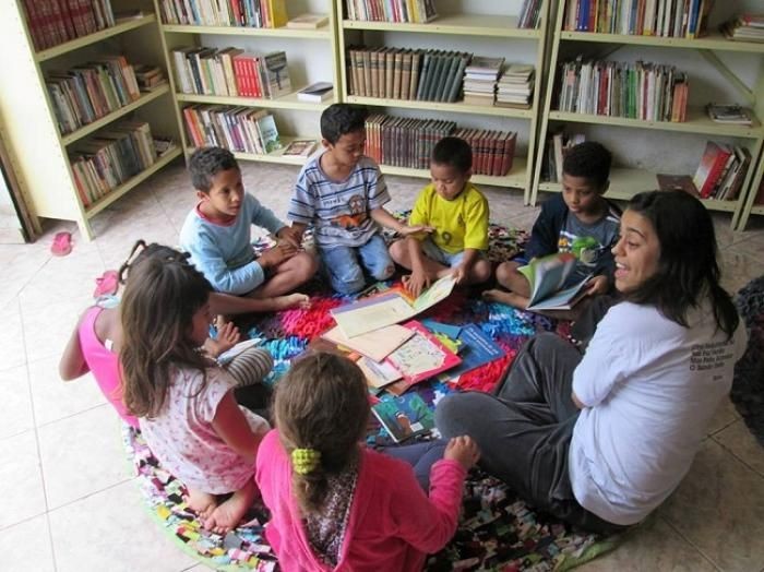 Brechoteca oferece oficinas gratuitas de teatro e escrita