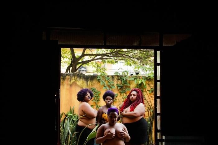 Fundação Julita discute direito da mulher com intervenção cultural do grupo Zona Agbara