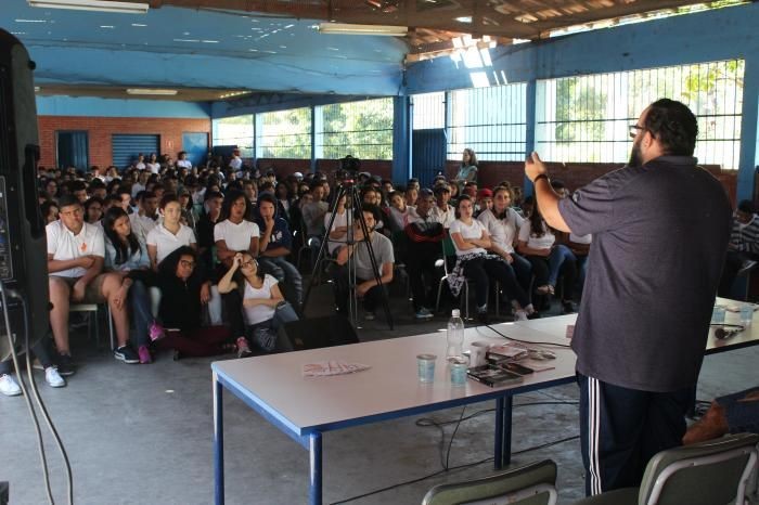 Felizs impacta estudantes da periferia com debate sobre educação e literatura periférica