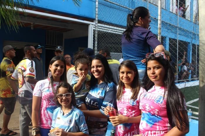 Em Osasco, grupos de mulheres assistem jogos de futebol de várzea à beira do campo com a família