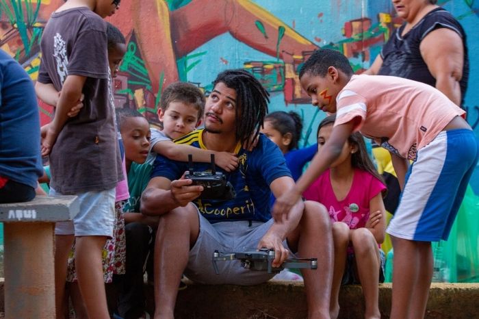 O Menino do Drone: robô muda forma de jovem viver e enxergar as quebradas