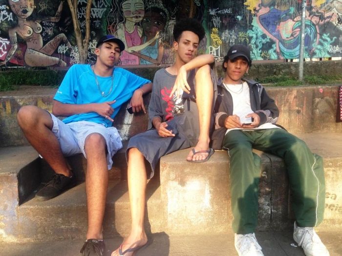 Praça de wi-fi vira  espaço para produção artística de jovens no Grajaú