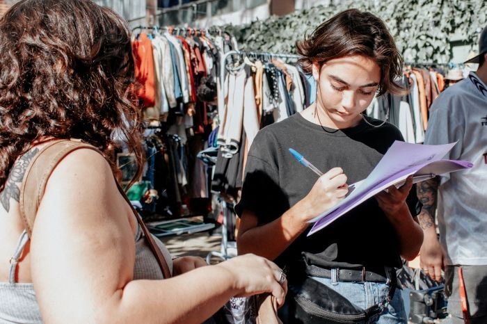 Juventude periférica impacta meio ambiente com brechós