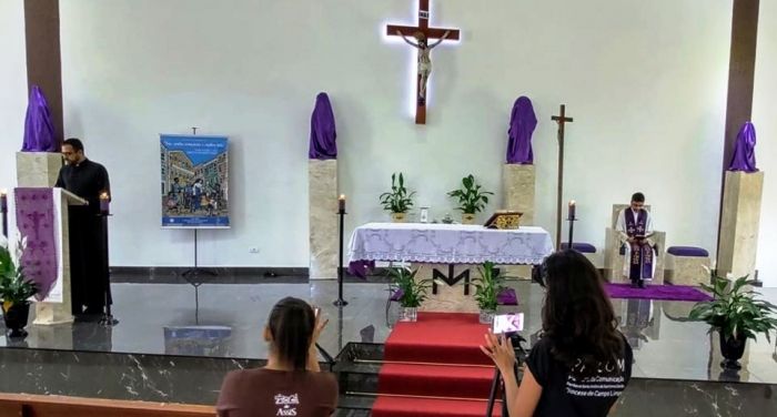Respeitando quarentena, paróquia transmite missas ao vivo no  Jardim São Luís