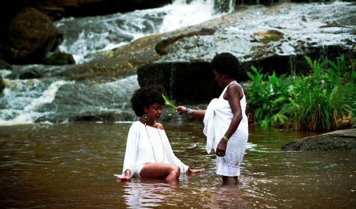 Relação ancestral entre mãe e filha é tema do novo clipe da rapper Lena Silva