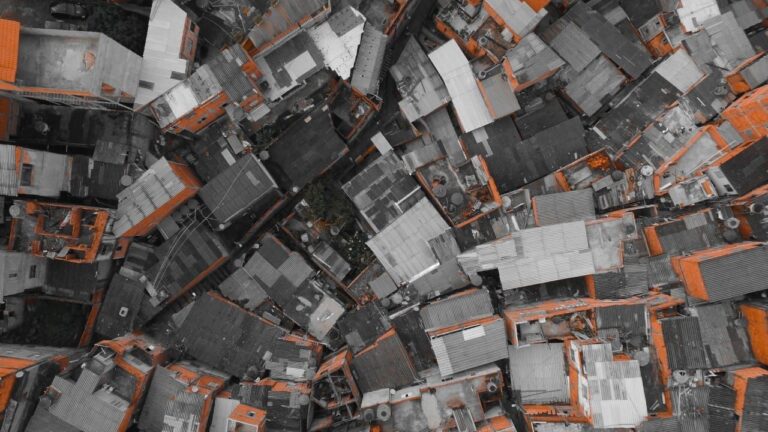 Distopia Periférica: os efeitos sociais de um mundo remoto
