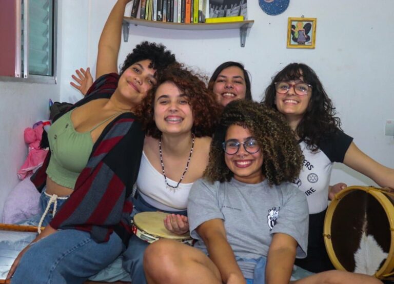 Podcast vira estratégia digital para engajar mulheres nas periferias