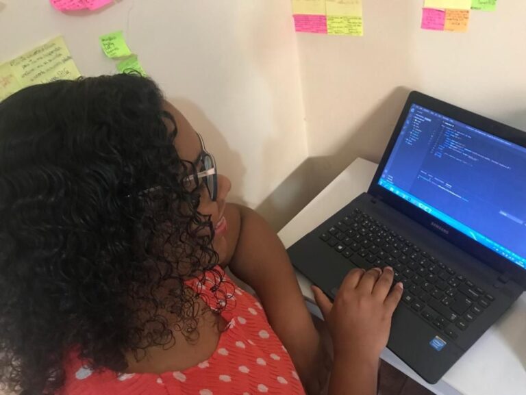 Escola humaniza o ensino de programação para jovens das periferias