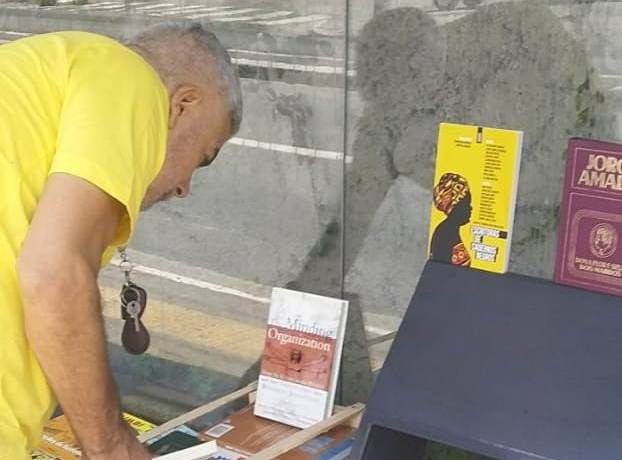 Poeta Binho celebra aniversário distribuindo livros em mais de 100 pontos de ônibus do Campo Limpo