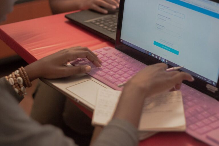 Lidar com o dinheiro: Empreende aí revela dicas para auxiliar mulheres periféricas