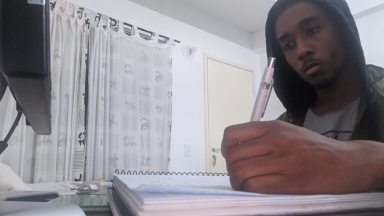 Para realizar Enem, jovens das periferias precisam estudar, trabalhar e sobreviver à pandemia