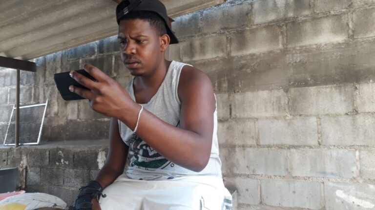 “Eu venho descobrindo essa parada de jogo de celular agora”, diz gamer da quebrada