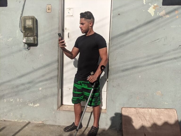 Celular ajuda jovem com esclerose múltipla a quebrar barreiras na quebrada