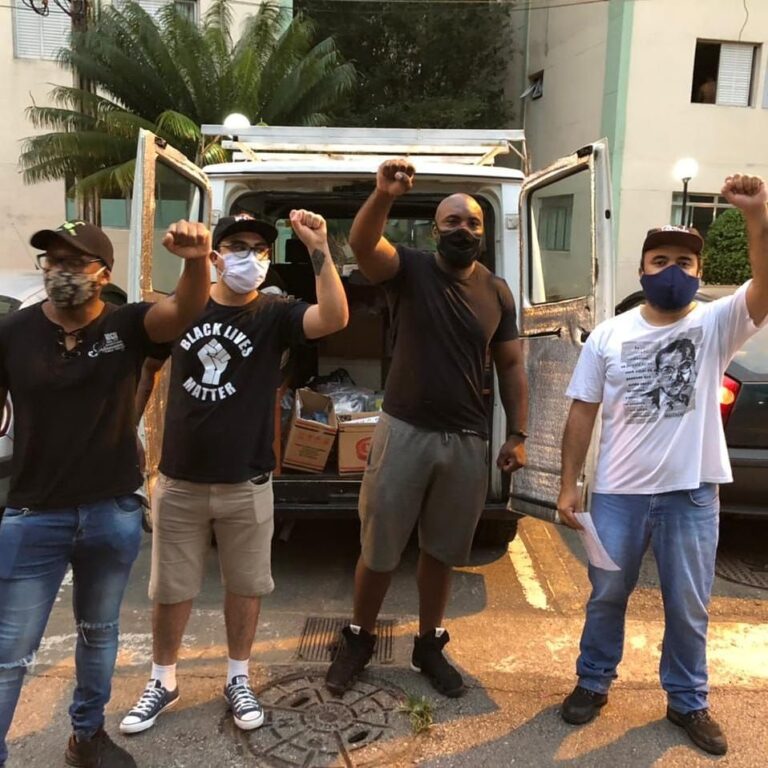 Professores dão aula de solidariedade nas ruas da zona sul de São Paulo
