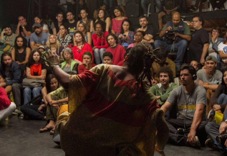 Desenrola indica 4 espetáculos de teatro gratuitos para assistir online