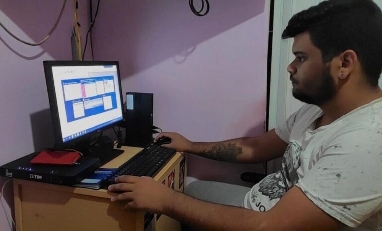 “Já aconteceu de acabar a luz”: a rotina do home office na quebrada