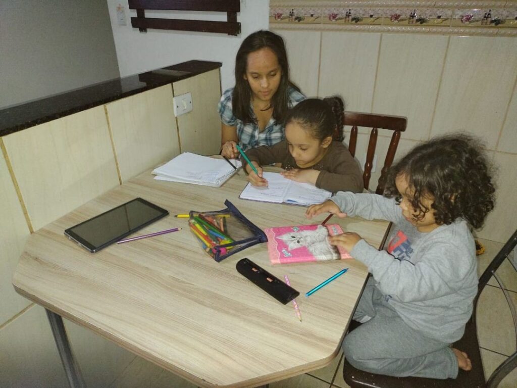 Silvana Borges e mãe de três filhas e duas delas são alunas de uma escola publica municipal na zona sul de SP. (Foto: Arquivo Pessoal)