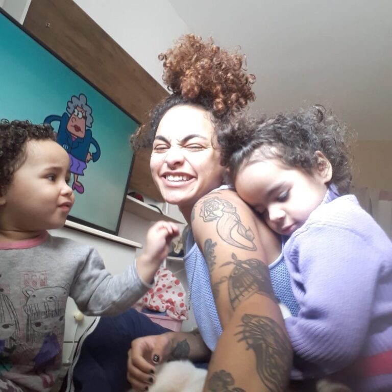 Celular e televisão viram válvula de escape para distrair filhos na pandemia, diz mãe solo do Grajaú