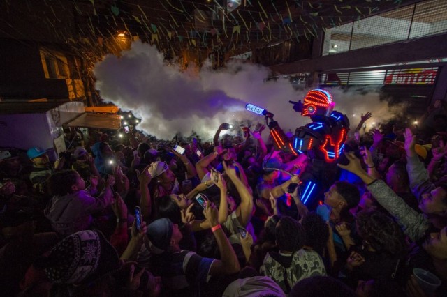 Quebrada, quebradinha, vamos todos requebrar
