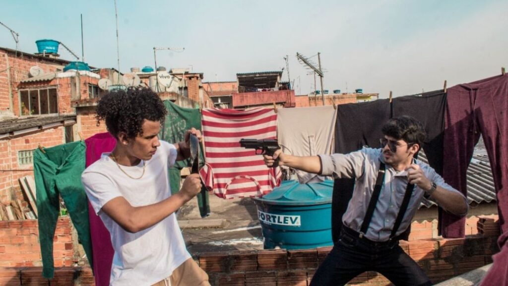 Sem financiamento e cheios de ideias, o grupo formado por jovens moradores da Vila Missionária exibiu em uma sessão para amigos e familiares o longa-metragem "Dois conto - a continuação barata de Dez Conto". Cartaz do filme "Dois Conto", produzido pelo grupo Tomada Periférica.