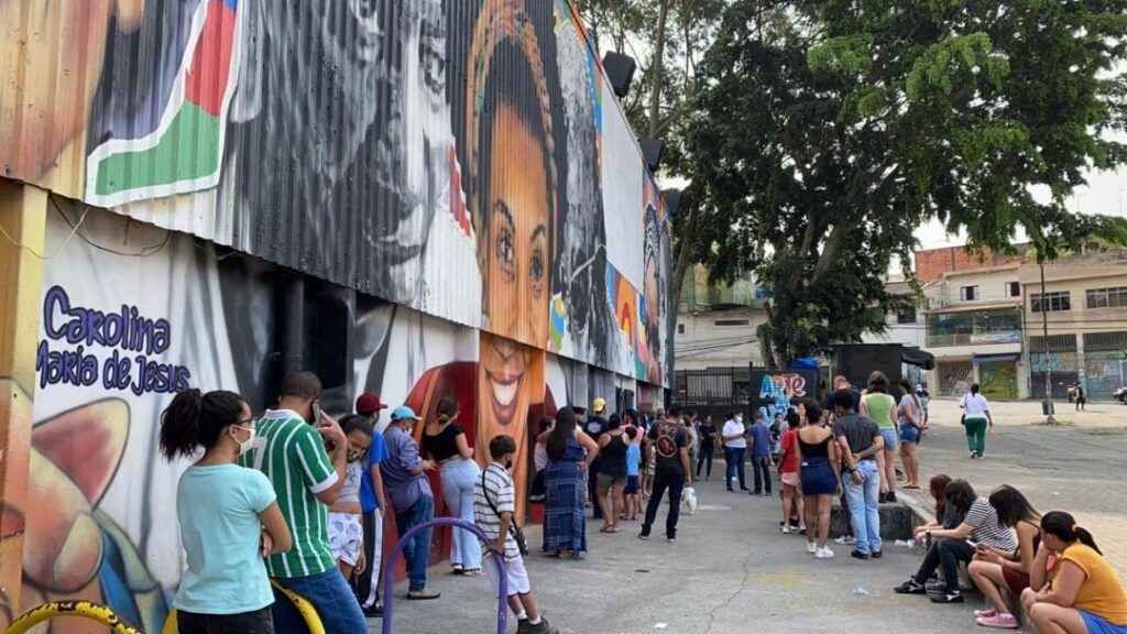 Denise precisou encarar os transtornos causados pela falta de acesso à informação sobre a disponibilidade da vacina Pfizer no posto de vacinação do Grajaú. (Foto: Thais Siqueira)