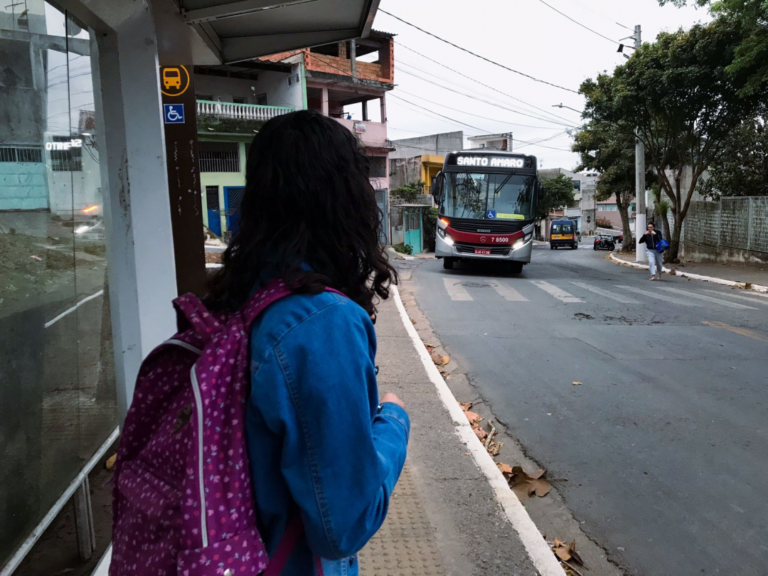 “Tenho dificuldade para me virar no ônibus cheio”, diz estudante com paralisia cerebral da Cidade Ipava