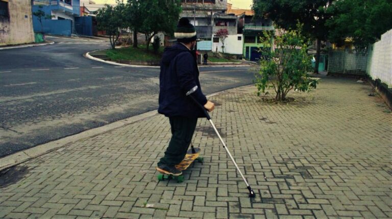 “Pra cá não tem nem calçada mano”: jovem compartilha os traumas da acessibilidade na quebrada