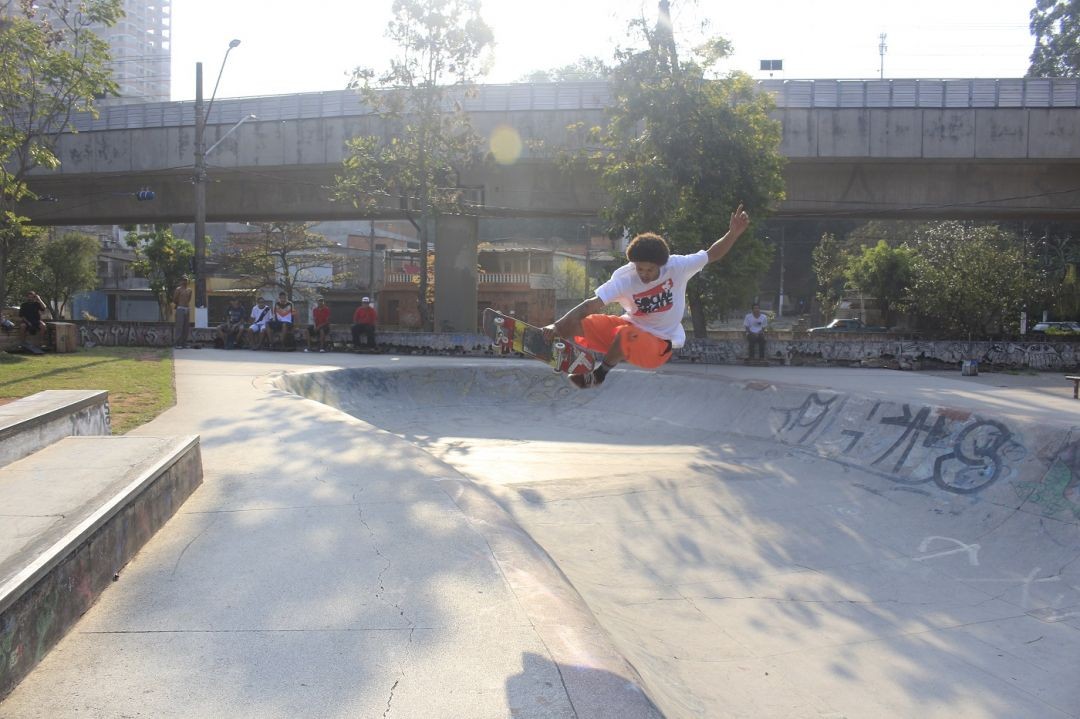 A piscina do skatepark é um dos principais espaços utilizados pelos jovens que frequentam o local. (Foto: Gustavo Henrique)