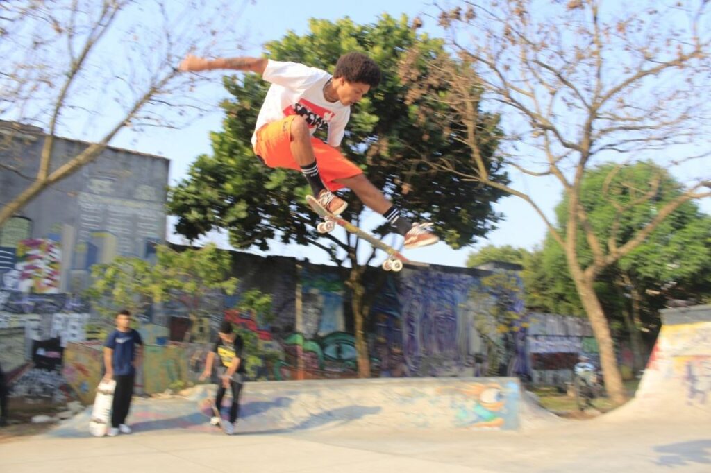 O Skatepark Bowl Arariba é frequantado diariamente pelo jovem Lenison Moreira para praticar skate.(Foto: Gustavo Henrique).
