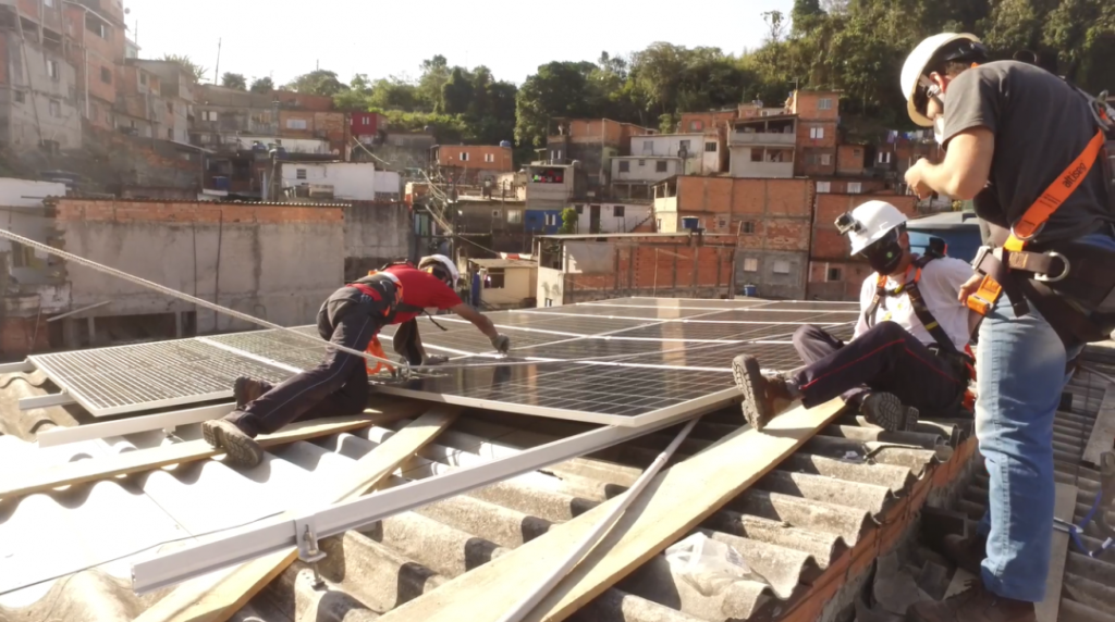 As placas solares foram instaladas no telhado do Instituto Favela da Paz. (Foto: Raphael Poesia)