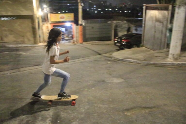 Menina transforma calçadas e lombadas do Capão Redondo em pista de skate