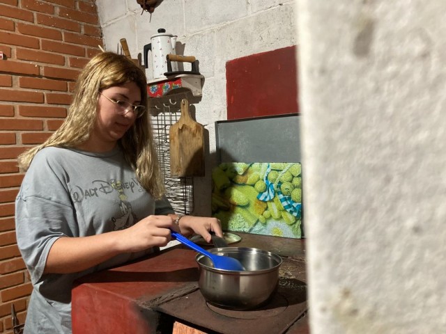 “Mês passado eu não liguei o fogão”: valor do gás muda rotina alimentar nas periferias