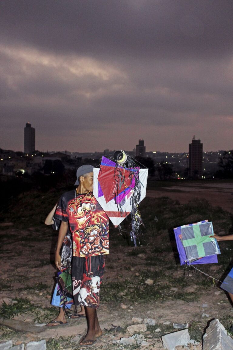 Em Osasco, moradores transformam terreno com construção atrasada em espaço de lazer