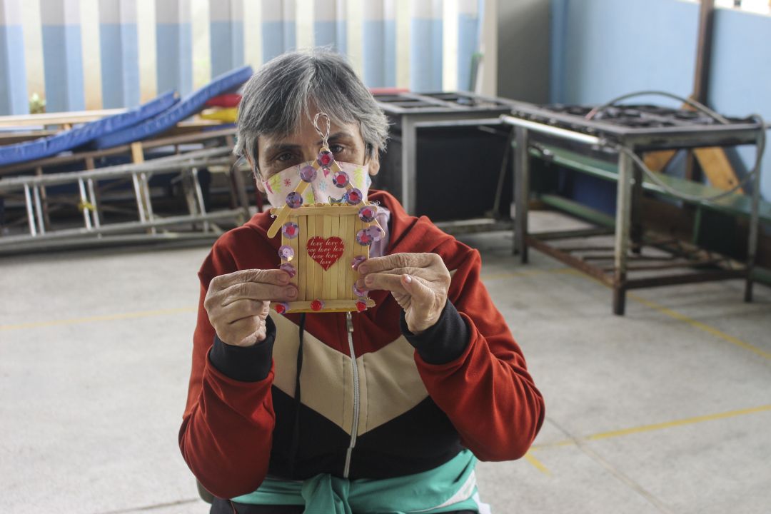 Denise Fernanda, de 60 anos, exibe artesanato que realizou no IGATS Osasco. Foto: Mateus Fernandes.