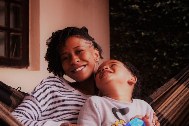 “Eu tento dar o melhor pro meu filho”, diz Luana Ribas, artista e mãe solo