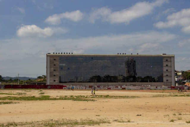 Prédio espelhado do campus da Unifesp já construído, contrasta com o espaço de terra vazio. Foto: Mateus Fernandes.