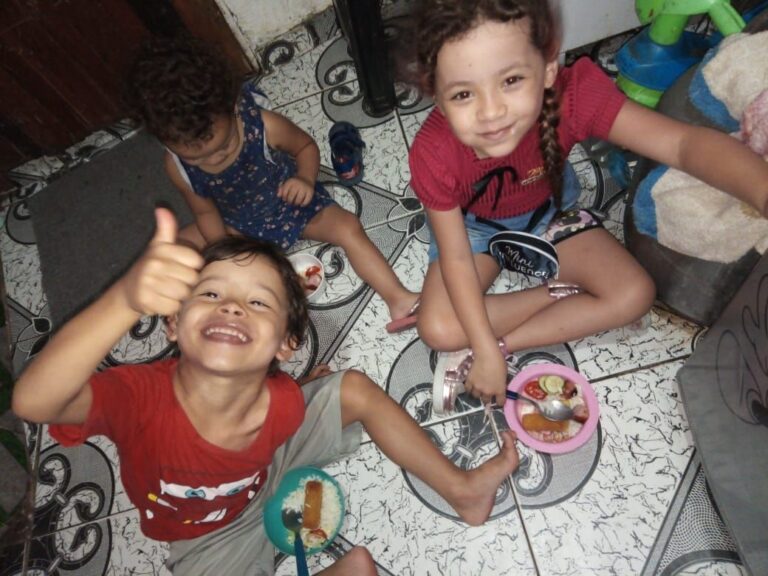“Substituo por salsicha”: moradores relatam insegurança alimentar em crianças nas favelas da zona oeste de SP