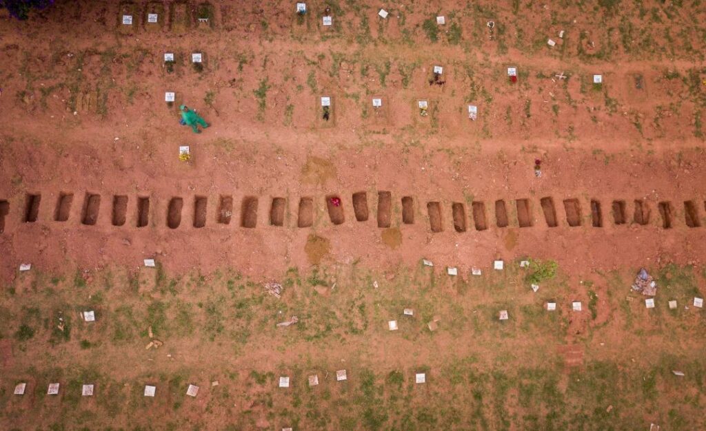 O cemitério São Luís, localizado na zona sul de São Paulo, passou por uma intensa transformação de paisagem durante a pandemia de covid-19, devido ao grande número de covas abertas. (Foto: Menino do Drone)