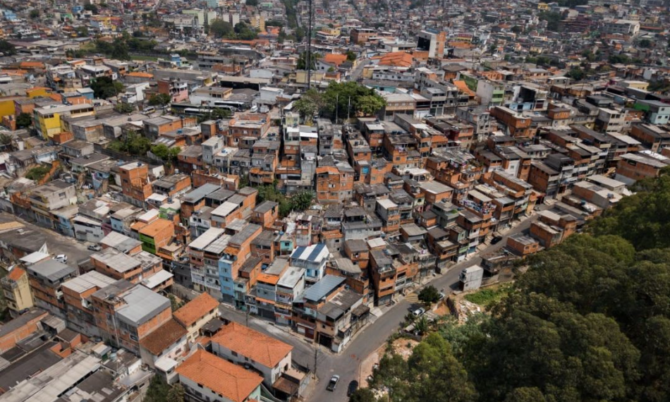 Imagem aérea do território do Campo Limpo mostra apenas uma antena de celular e no entorno uma grande aglomeração de casas. Foto: Menino do Drone