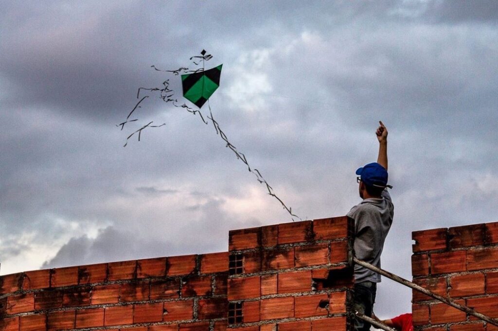 Morador empina pipa no Jardim Monte Azul, zona sul de São Paulo. (Foto: DiCampana Foto Coletivo)